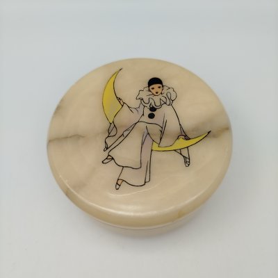 купить Шкатулка круглой формы, украшенная изображением Пьеро на полумесяце, поделочный камень, деколь, Западная Европа, 1980-1990 гг.