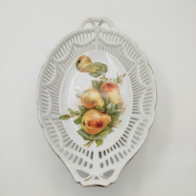 купить Блюдо (сухарница) овальной формы с прорезным бортом и ягодно-фруктовым декором, фарфор, деколь, золочение, Западная Европа, 1900-1930 гг.