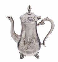 купить Кофейник на фигурных ножках, декорированный растительным орнаментом, металл, серебрение, Западная Европа, 1930-1950 гг.