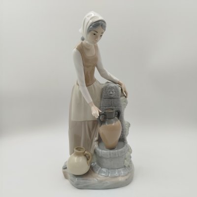 купить Статуэтка "Девушка у фонтана", скульптор Vicente Martinez, фарфор, роспись, NAO Porcelain, Испания, 1970-1979 гг.