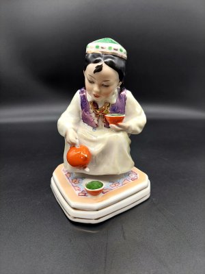 купить Статуэтка "Маленькая хозяйка" ("Узбечка с чайником"), скульптор Богданова О.М., фарфор, роспись, люстр, золочение, Дулевский фарфоровый завод (Дулёво), СССР, 1959 г.
