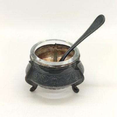 купить Солонка с цветочным орнаментом и миниатюрной ложечкой, мельхиор (медь-никель), стекло, золочение, Мстерская художественная фабрика «Ювелир», СССР, 1960-1980 гг.