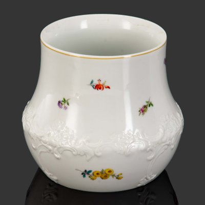 купить Ваза для небольшого букета, украшенная рельефным флоральным узором и миниатюрными изображениями различных цветов, фарфор, роспись, Meissen (Мейсенский фарфор), Германия, 1934-1945 гг.