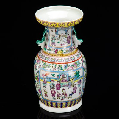 купить Ваза, украшенная сценами из жизни императорского двора, выполненная в гамме "розового семейства" (famille rose), с ручками в виде кошек, фарфор, роспись, Китай, 1960-1980 гг.