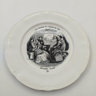 купить Тарелка декоративная "Les voyages en chemin de fer deuxieme classe" ("Путешествие на поезде вторым классом"), фаянс, деколь, Boch Freres Keramis, Бельгия, 1890-1910 гг.