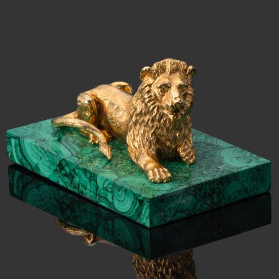 купить Пресс-папье "Лев" в подарочном футляре, с документами, бронза, малахит, фианит, в деревянном футляре, Российская Федерация, 2025 г.