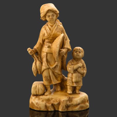 купить Статуэтка "Продавщица цветов с бутонами лотоса", фаянс, роспись, Япония, 1920-1950 гг.