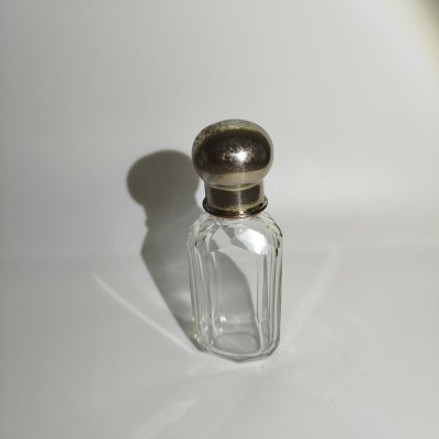 купить Флакон с граненым туловом и крышкой округлой формы, стекло, металл, Западная Европа, 1890-1930 гг.