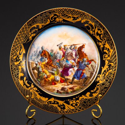 купить Тарелка декоративная с батальным сюжетом "Битва при Тайллебуре" (выполнена для дворца Тюильри "Chateau des Tuileries"), фарфор, крытье кобальтом, золочение, цировка, роспись, Севрская фарфоровая мануфактура (Sevres), Франция, 1844 г.