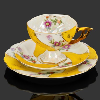 купить Чайное трио с цветочным узором на желто-белом фоне, фарфор, крытье, деколь, золочение, Западная Европа, 1950-1970 гг.