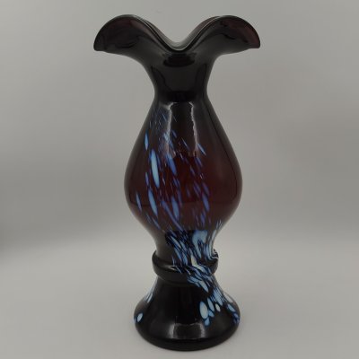 купить Ваза с фестончатым краем, декорированная белыми вкраплениями, стекло, вплавление цветной крошки, Стекольный завод «Красный май», СССР, 1970-1980 гг.