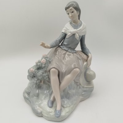 купить Статуэтка "Девушка и розовый куст", фарфор, роспись, NAO Porcelain, Испания, 1980-2000 гг.