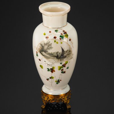 купить Ваза для цветов на металлической подставке "Прогулка на яхте", стекло, (молочное), свечение в УФ-лучах, роспись, подставка - сплав металлов, Западная Европа, 1900-1930 гг.