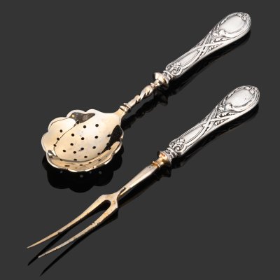 купить Набор столовых приборов на одну персону с растительным декором на рукоятях (ложка для компота и двузубая вилка), металл, сталь, золочение, Фабрика братьев Грачевых, Российская империя, 1908-1917 гг.