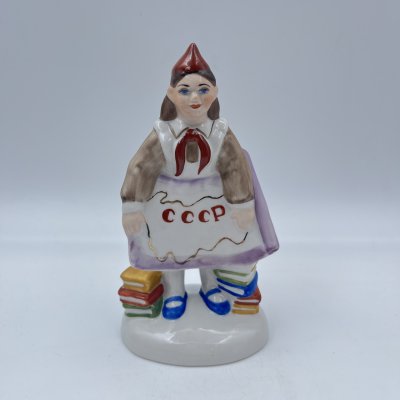 купить Статуэтка "Пионерка с плакатом СССР", фарфор, роспись, Коростенский фарфоровый завод (КФЗ), Украина, 1980-2000 гг.