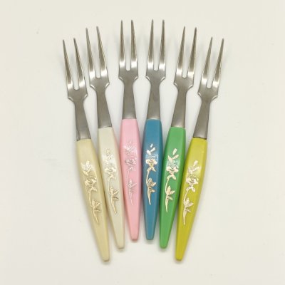 купить Набор вилок для лимона с разноцветными ручками и золотистым растительным орнаментом (6 шт.), металл, композитный материал, золочение, СССР, 1970-1990 гг.