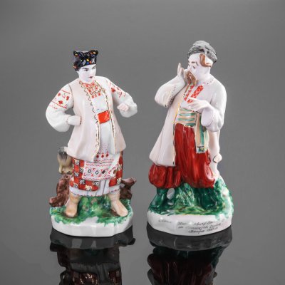 купить Статуэтка (скульптурная композиция) " Одарка и Карась", автор В. И. Щербина, фарфор, роспись, золочение, Киевский экспериментальный керамико-художественный завод, СССР, 1976-1991 гг.