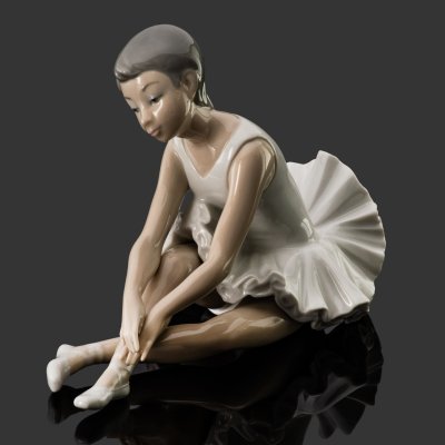 купить Статуэтка "Сидящая балерина", фарфор, роспись, NAO Porcelain, Испания, 1970-1990 гг.