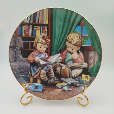 купить Тарелка декоративная "Начинающие учёные", лимитированная серия "Little companions" ("Маленькие товарищи"), фарфор, деколь, золочение, Goebel Hummel, Германия, 1990 г.