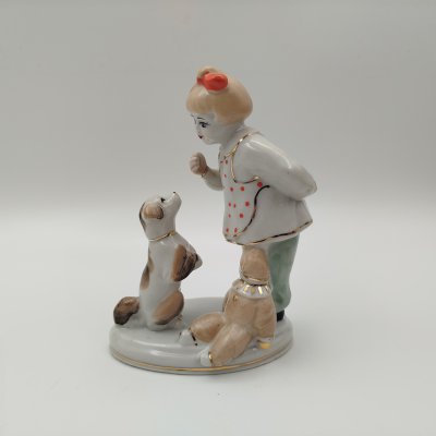 купить Статуэтка "А ну-ка отними!" ("Девочка с собакой и игрушкой"), автор С. Голембовская (Болзан), фарфор, роспись, золочение, Полонский завод художественной керамики (Полонное ЗХК), СССР, 1956-1972 гг.
