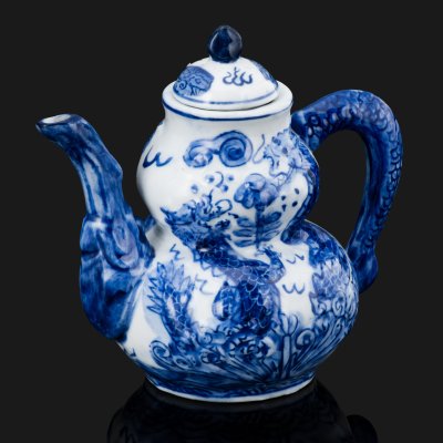 купить Заварочный чайник формы "хулупин" (葫芦瓶), украшенный рельефным декором сценой борьбы драконов и чешуёй в бело-синей гамме, фарфор, роспись, Китай, 1970-1990 гг.
