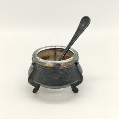 купить Солонка с цветочным орнаментом и миниатюрной ложечкой, мельхиор (медь-никель), стекло, золочение, Мстерская художественная фабрика «Ювелир», СССР, 1960-1980 гг.