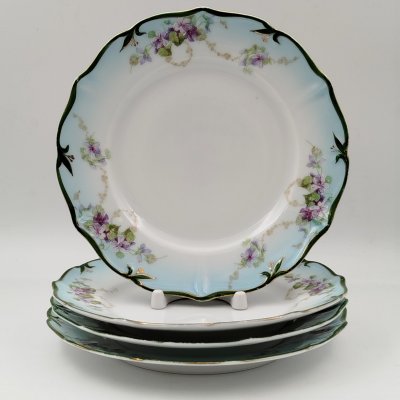 купить Набор из четырех тарелок с декором в виде сирени и зеленой каймой, фарфор, аэрография, деколь, обводка, золочение, подрисовка, Товарищество М.С. Кузнецова, Российская империя, 1890-1910 гг.