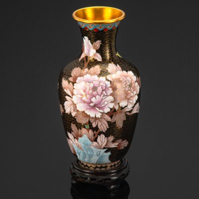 купить Ваза, украшенная пионами и бабочками на черном облачном фоне, техника клуазоне, латунь, эмаль, Китай, 1960-1980 гг.
