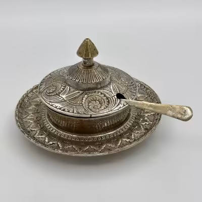 купить Вазочка для подачи холодной закуски (паштет/хумус/икра), металл, серебрение, гравировка, пластик (вставка внутри), Индия, 1970-1980 гг.
