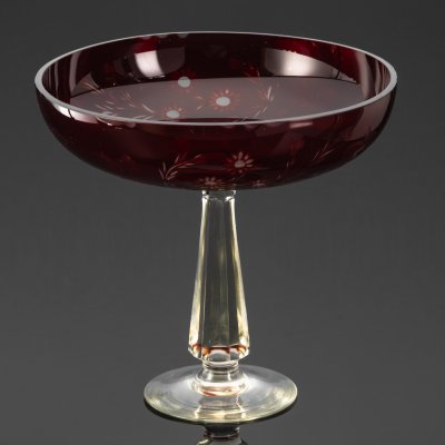 купить Фруктовница рубинового цвета с цветочным декором на высокой граненой ножке, стекло, гранение, гравировка, СССР, 1970-1980 гг.