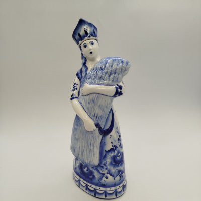купить Штоф фигурный "Крестьянка", Гжель, фарфор, роспись, СССР, 1980-2010 гг.