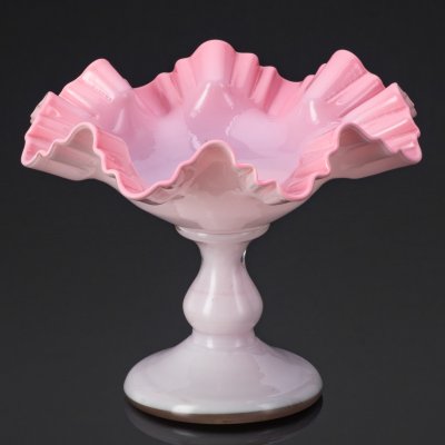 купить Ваза-конфетница розового цвета формы "барок" с фестончатым бортом (малая), стекло, молочное стекло, Ключинский завод купцов Болотиных, Российская империя, 1890-1917 гг.