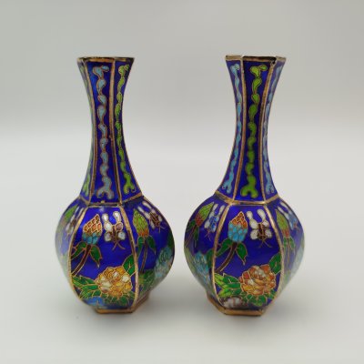 купить Набор из 2-х миниатюрных ваз, декорированных сюжетом насекомых и цветов (хуаняо, 花鳥畫), металл, перегородчатая эмаль (клуазоне), Китай, 1990-2000 гг.