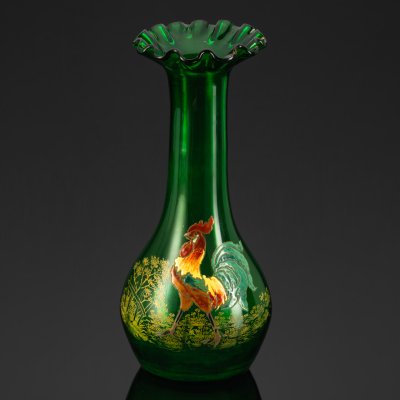 купить Ваза зеленого оттенка с фестончатым краем и изображением петуха, стекло, гутная техника, роспись эмалевыми красками, Франция, 1900-1930 гг.