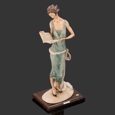 купить Статуэтка на деревянной подставке в стиле Art Deco? "Леди, читающая книгу", Venusarte, бисквит, крашение, Португалия, 1980-2000 гг.