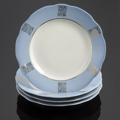 купить Набор из 4 десертных тарелок с голубым бортом и орнаментом, фарфор, крытье, золочение, Коростенский фарфоровый завод, г.Коростень, СССР, 1962-1972 гг.