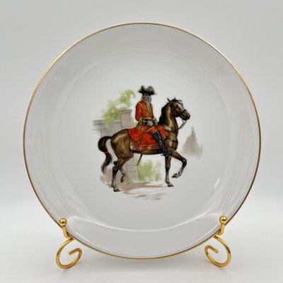 купить Тарелка "Gendarme de France" (Жандарм Франции) из серии "Champs Élysées Paris. European Cavalry" (Елисейские Поля. Европейская кавалерия), Kuba Porzellan, фарфор, деколь, золочение, Германия, 1970-1990 гг.