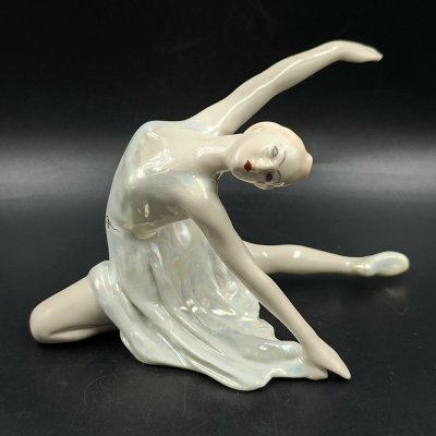 купить Статуэтка «Балерина Н.М. Дудинская в роли Сюимбике в балете "Шурале"», скульптор В.И. Сычёв, фарфор, роспись, люстр, золочение, Ленинградский завод фарфоровых изделий (ЛЗФИ), СССР, 1967-1983 гг.