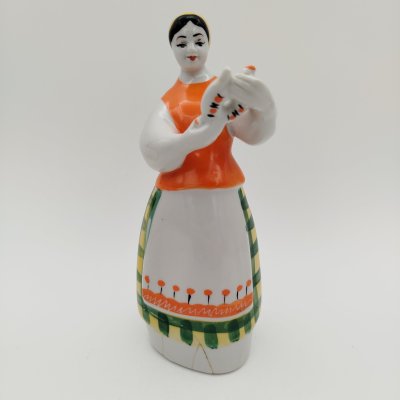 купить Статуэтка "Девушка с куманцом" ("Девушка с кумганом"), автор Н. Ф. Бобик, фарфор, роспись, Полонский завод художественной керамики (Полонное ЗХК), СССР, 1960-1980 гг.