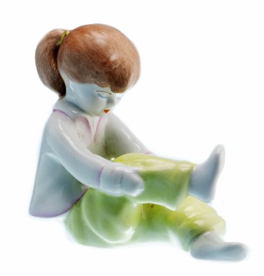 купить Статуэтка "Девочка за примеркой", фарфор, роспись, мануфактура "Аquincum porcelain", Венгрия, 1970-1990 гг.