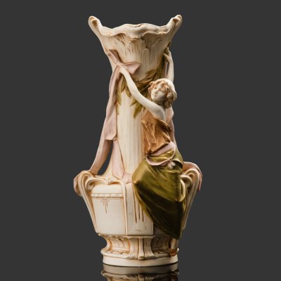 купить Ваза для цветов в стиле ар-деко, декорированная скульптурной композицией юной девушки и гирляндами из лавра, фарфор, роспись, Royal Dux, Чехия, 1900-1918 гг.