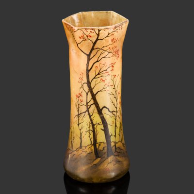 купить Ваза с шестигранным краем, декорированная изображением осеннего пейзажа (тип формы "Диаболо"), стекло, роспись полихромной эмалью, Франция, 1900-1930 гг.