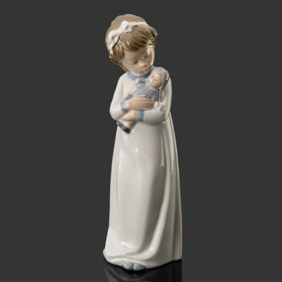 купить Статуэтка "Девочка с куклой", фарфор, роспись, NAO Porcelain, Испания, 1970-2000 гг.