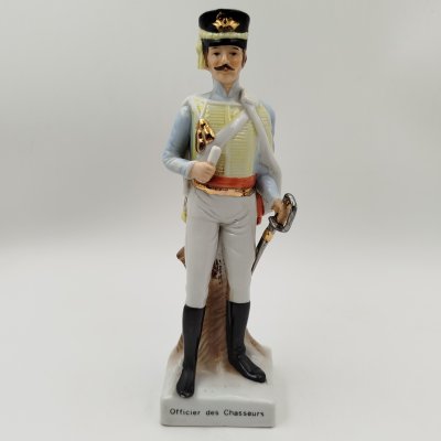 купить Статуэтка "Officier des Chasseurs" ("Офицер конных егерей"), фарфор, роспись, золочение, Западная Европа, 1960-1990 гг.