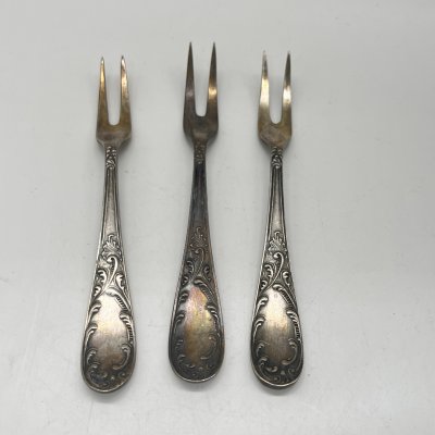 купить Набор из 3 вилок для лимона с растительным декором на ручке, мельхиор (медь-никель), Кольчугинский завод цветных металлов, СССР, 1950-1960 гг.