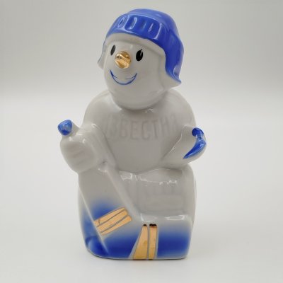 купить Статуэтка "Снеговик - хоккеист" (копия Хоккейного приза за кубок газеты "Известия"), автор В. Ропов, фарфор, роспись, золочение, Дулевский фарфоровый завод (Дулёво), СССР, 1968-1991 гг.