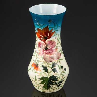 купить Ваза, украшенная изображением ярких цветов, стекло, (молочное), роспись эмалевыми красками, Европа, 1930-1960 гг.