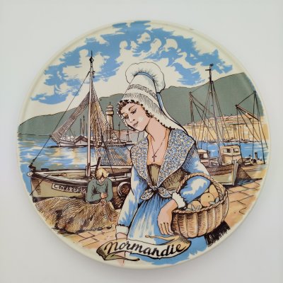 купить Тарелка декоративная "Normandie" с изображением девушки, керамика, печать, Франция, 1970-2000 гг.