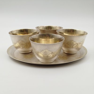 купить Набор для подачи крепких напитков на 4 персоны (4 стопки и поднос), украшенный растительным декором, мельхиор (медь-никель), СССР, 1970-1990 гг.