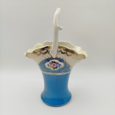 купить Ваза в форме корзинки, украшенная экзотическим цветочным декором, фарфор, деколь с подрисовкой, крытье, золочение, Noritake, Япония, 1910-1930 гг.